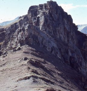 Thin interbedded fluvial sandstone-mudstone (uppermost Elk Formation, Lower Cretaceous) abruptly overlain by crossbedded conglomerate (braided river facies – Cadomin Formation). The gravel pulse was probably shed across the wedge top during uplift and erosion of the Early Cretaceous orogenic topography.