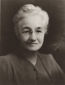 Mignon Talbot in 1911, about the time she published her paper on the dinosaur Podokesaurus holyokensis. Photo taken by Asa Kinney (Wikipedia)